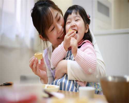 卵巢开刀会引起早衰吗，卵巢内多个小卵泡是什么意思